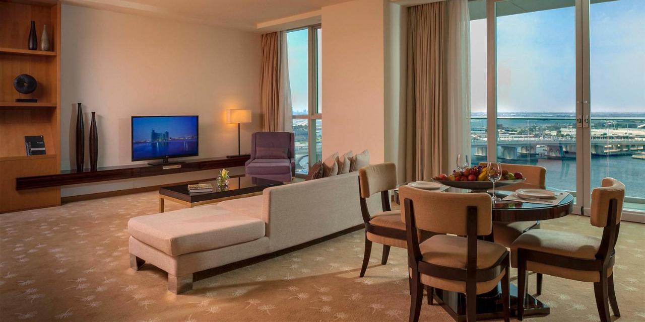 Intercontinental Residence Suites Dubai Festival City By Ihg Bagian luar foto A suite at the Jumeirah Emirates Towers Hotel