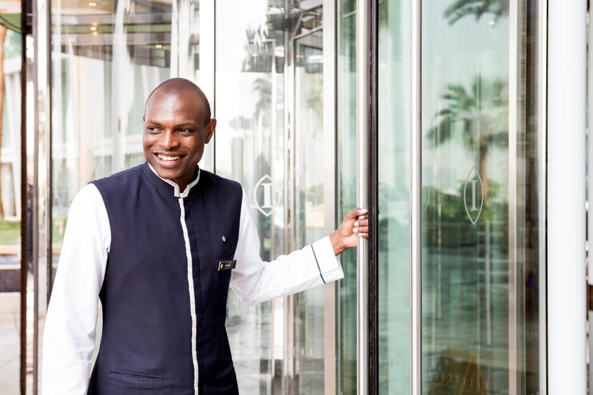 Intercontinental Residence Suites Dubai Festival City By Ihg Bagian luar foto A doorman at the Four Seasons Hotel in London