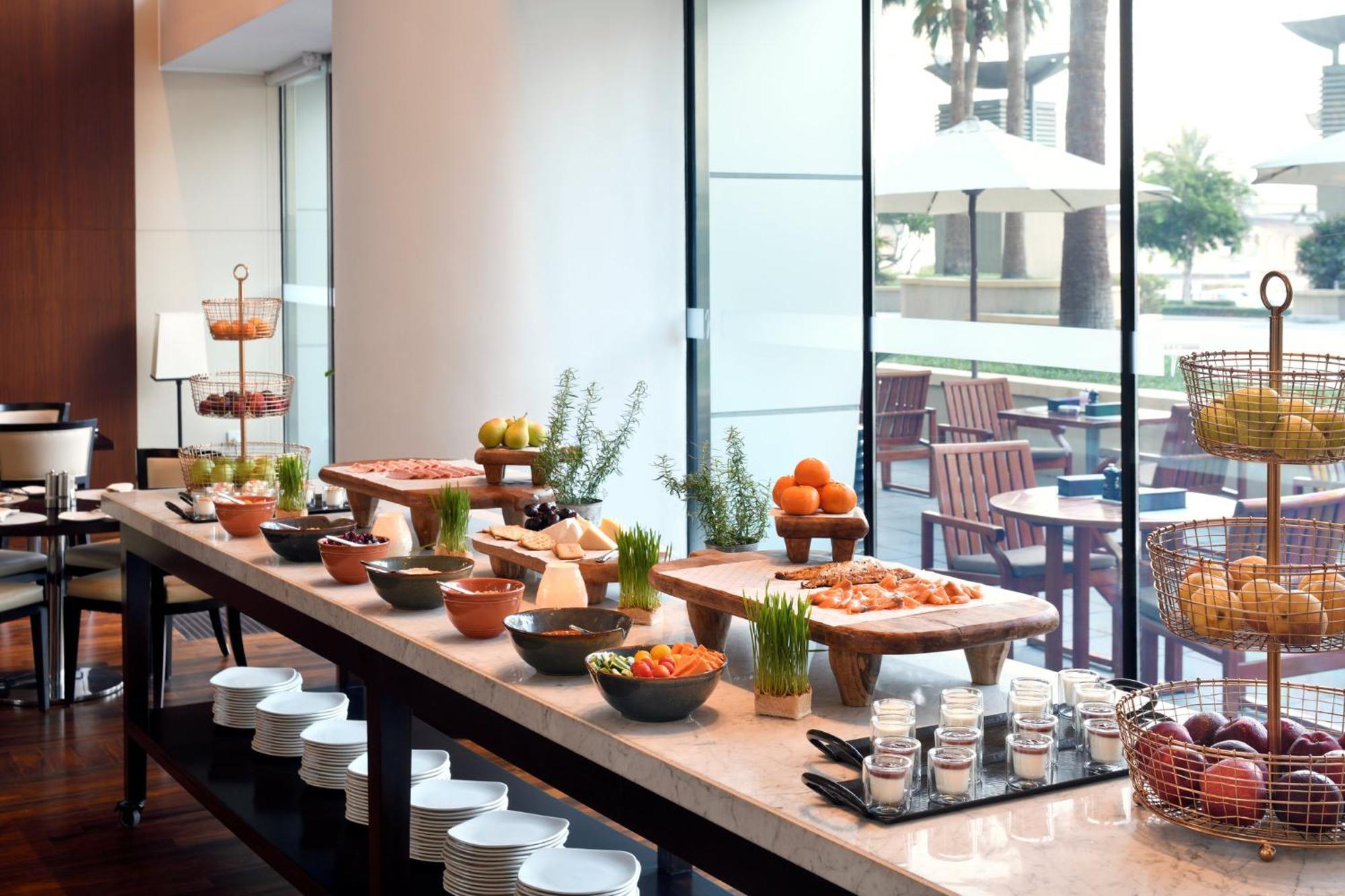 Intercontinental Residence Suites Dubai Festival City By Ihg Bagian luar foto A buffet at a hotel