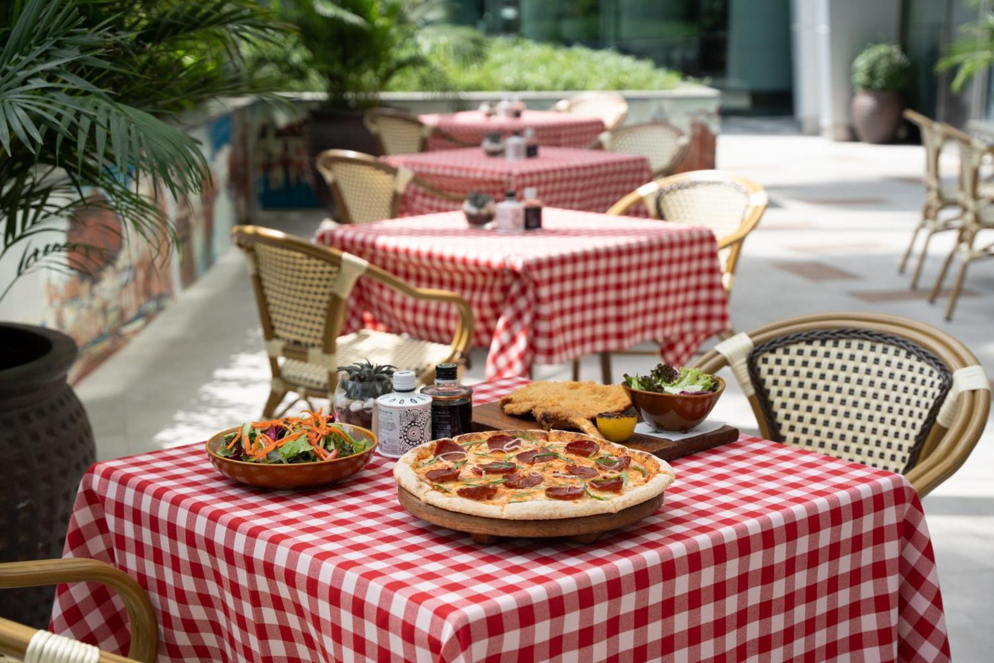 Intercontinental Residence Suites Dubai Festival City By Ihg Bagian luar foto A table with a red and white checkered tablecloth