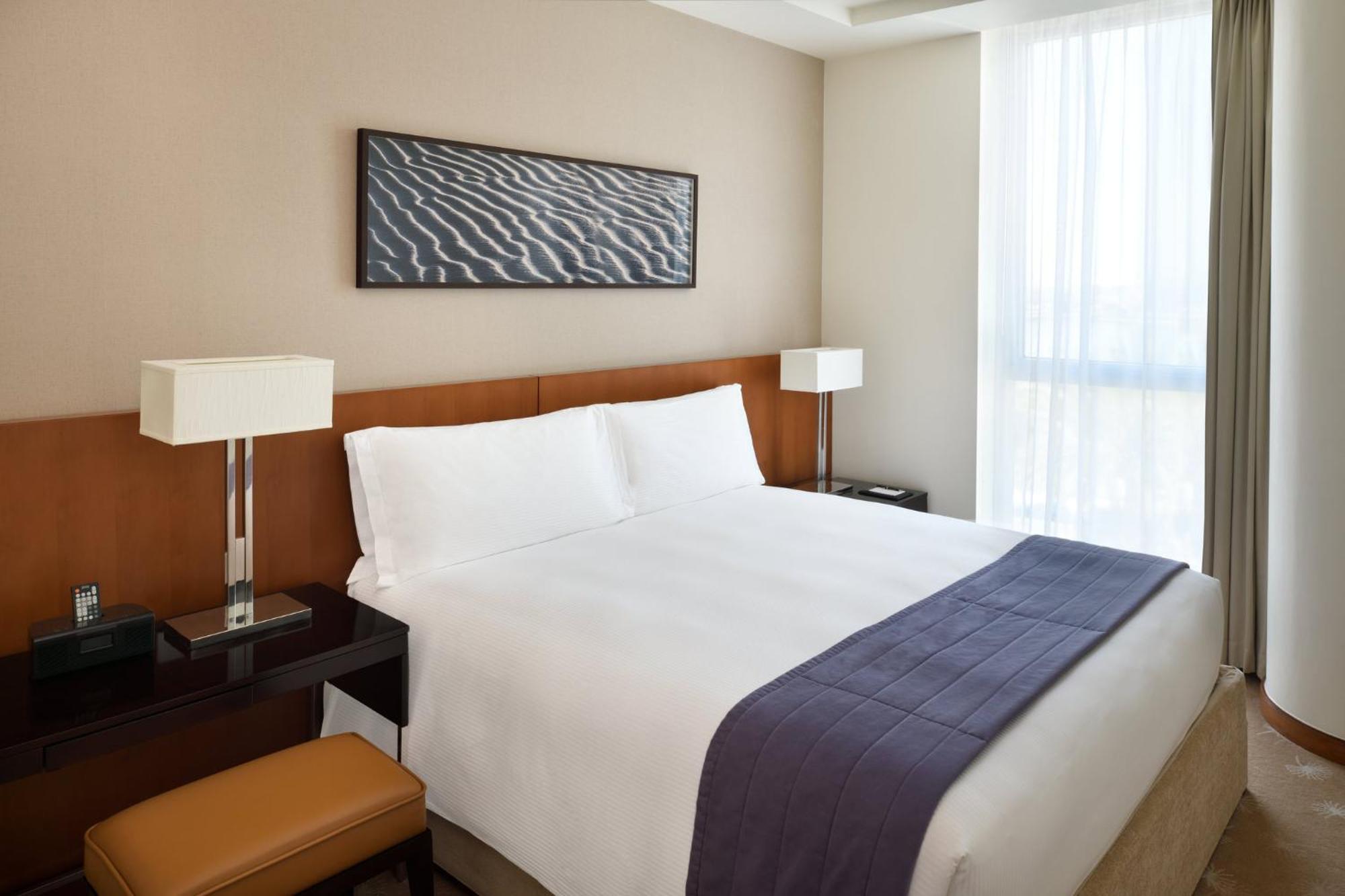 Intercontinental Residence Suites Dubai Festival City By Ihg Bagian luar foto A bedroom at the hotel