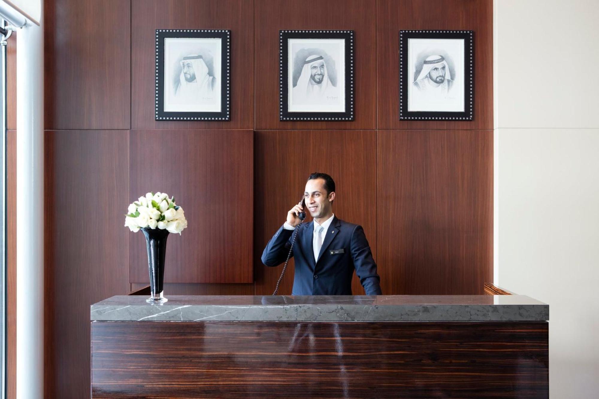 Intercontinental Residence Suites Dubai Festival City By Ihg Bagian luar foto A hotel concierge