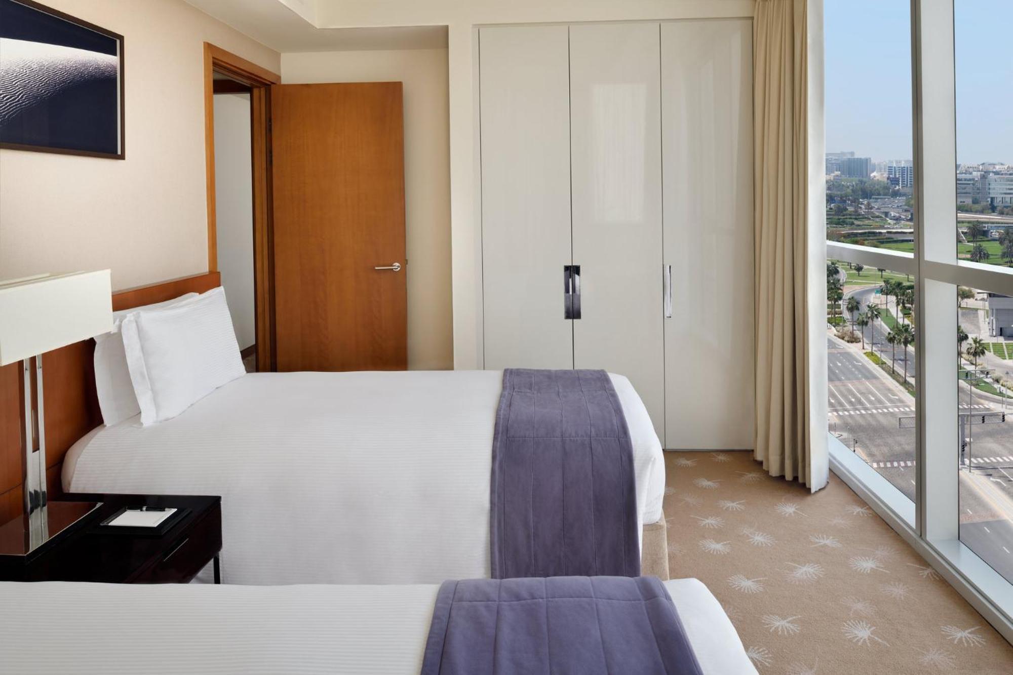 Intercontinental Residence Suites Dubai Festival City By Ihg Bagian luar foto A bedroom at the hotel