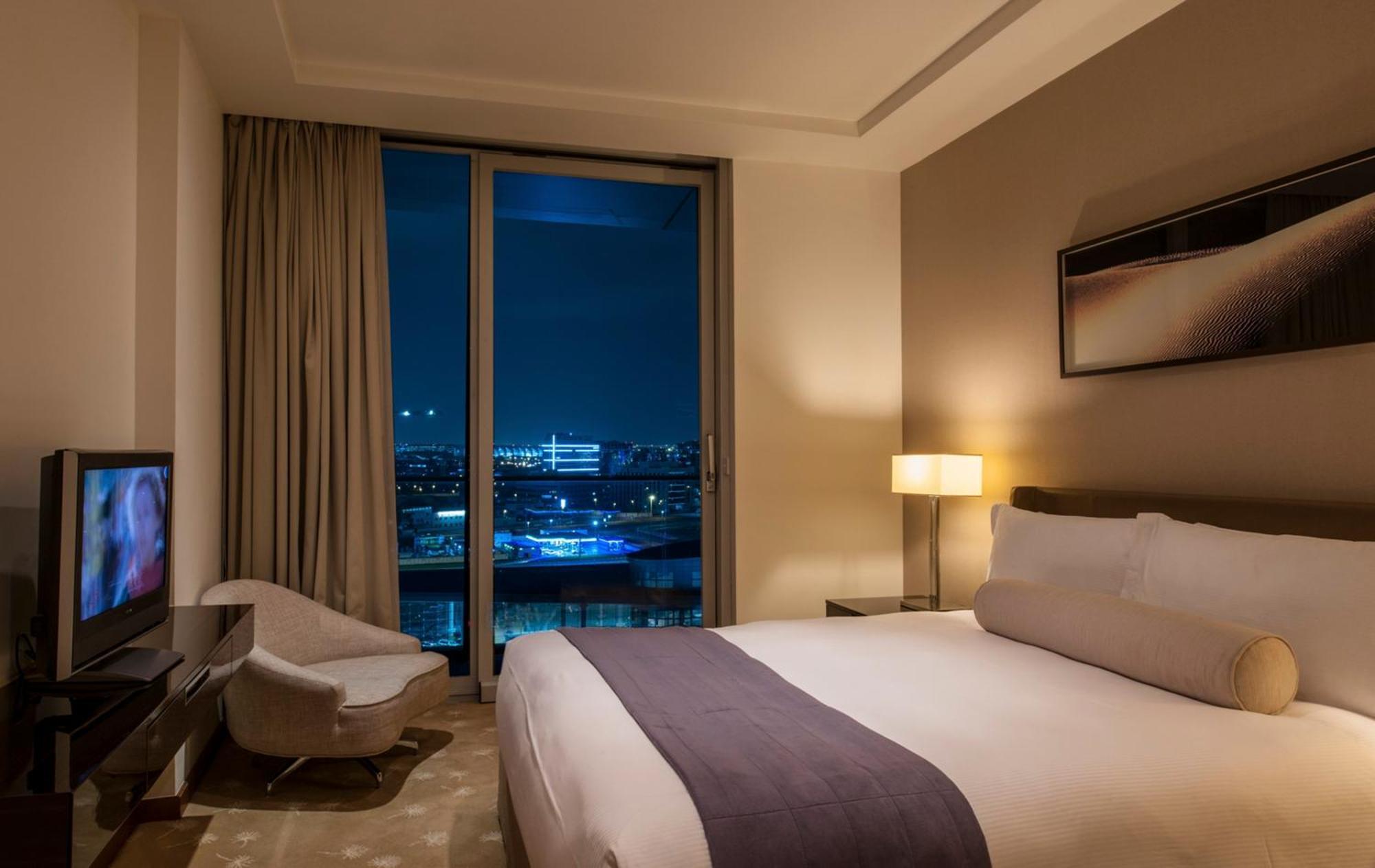 Intercontinental Residence Suites Dubai Festival City By Ihg Bagian luar foto A bedroom at the hotel