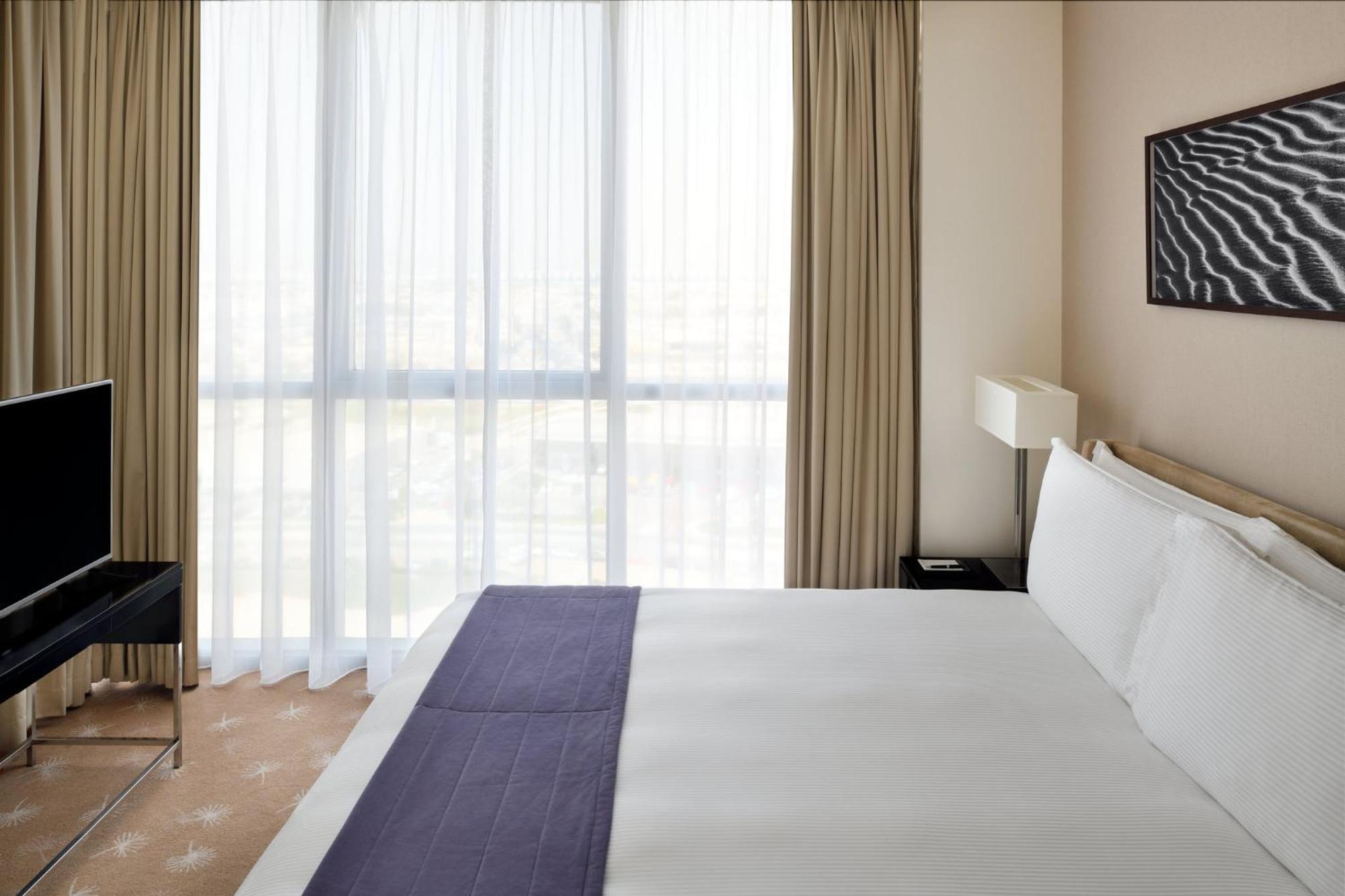 Intercontinental Residence Suites Dubai Festival City By Ihg Bagian luar foto A bedroom at the hotel