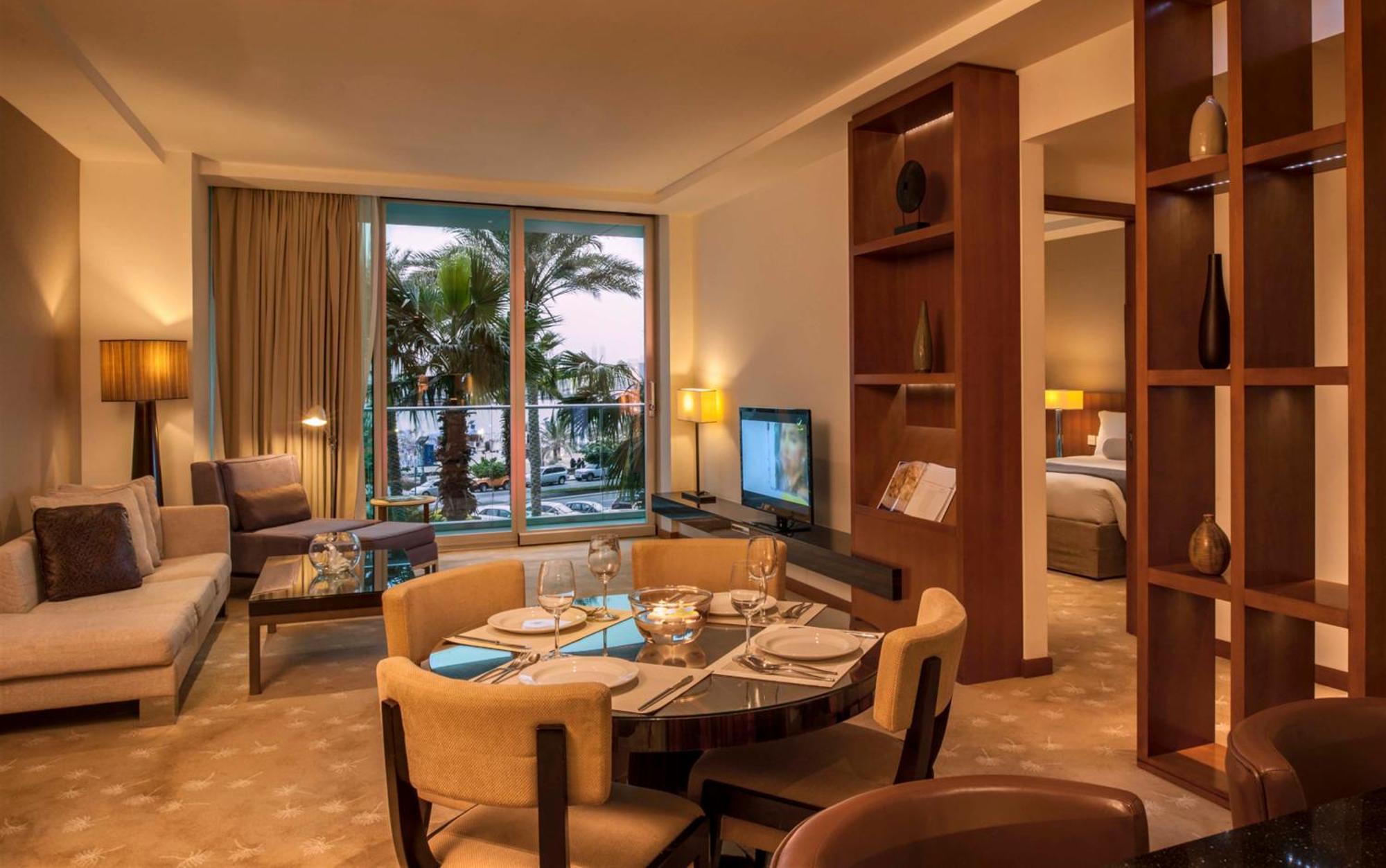 Intercontinental Residence Suites Dubai Festival City By Ihg Bagian luar foto A suite at Jumeirah Atlantis