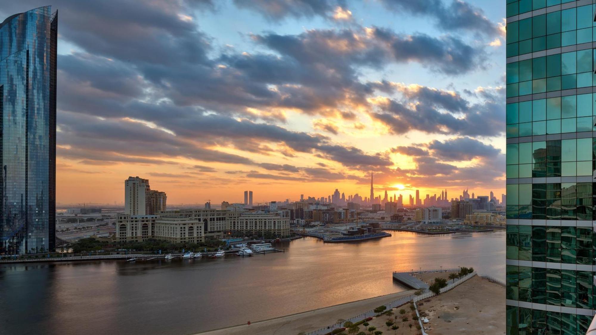 Intercontinental Residence Suites Dubai Festival City By Ihg Bagian luar foto View of the Hudson River from the building